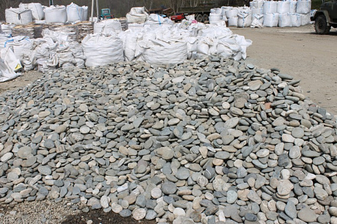 Kamenclub.ru: Галька речная плоская (серо-белая) фр. 70-120 мм. купить  в Туле галька галечник речной серый, белый окатанная плоская  природная галька 9000 руб/т   фото КАМЕНЬ КЛУБ