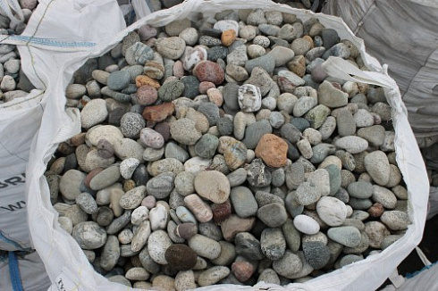 Kamenclub.ru: Галька окат (цветная картошка) фр. 50-100 мм. купить  в Туле галька природная окатанная серый белый цветной синий темно-серый коричневый округлый галечник окатанный 6800 руб/т   фото КАМЕНЬ КЛУБ