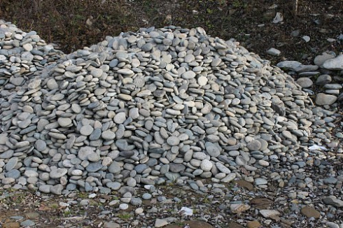 Kamenclub.ru: Галька речная плоская (ассорти) фр. 70-150 мм. купить  в Туле галька галечник серый белый темно-серый синий светло-серый плоская природная галька  9000 руб/т   фото КАМЕНЬ КЛУБ