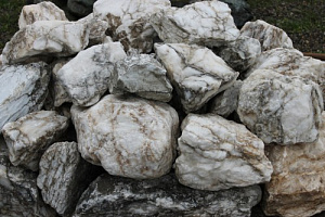 Kamenclub.ru: Мраморизированный известняк фр. 100-500 мм.  купить в Туле известняк серый белый темно-серый сероватый валун природного образования окатанный 10500 руб/т   фото КАМЕНЬ КЛУБ