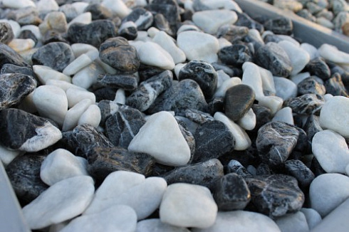 Kamenclub.ru: Мраморная крошка (щебень галтованный микс:: белый-черный) фр.20-40 мм  купить в Туле мрамор белый, черный мраморный галтованный щебень 15500 руб/т   фото КАМЕНЬ КЛУБ