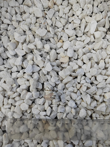 Kamenclub.ru: Мраморная крошка, щебень, цвет-белый, фр. 5-10 мм.  купить в Туле мрамор белый, айвори, молочный мраморная каменная крошка ландшафтная 12000 руб/т   фото КАМЕНЬ КЛУБ