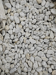 Kamenclub.ru: Мраморная крошка (щебень галтованный белый) фр.40-70 мм.  купить в Туле мрамор белый молочный айвори окатанный округлый природный камень 17000 руб/т   фото КАМЕНЬ КЛУБ