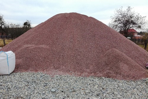 Kamenclub.ru: Мраморная крошка (щебень крошка розовый) фр. 5-10 мм.  купить в Туле мрамор розовый, красный щебень колотый ландшафтный декоративный  11000 руб/т   фото КАМЕНЬ КЛУБ