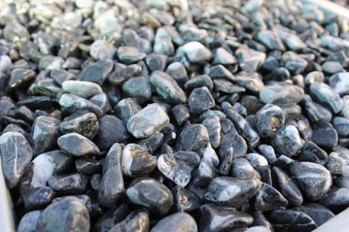 Kamenclub.ru: Щебень галтованный черный (мрамор) фр.10-20 мм.  купить в Туле мрамор черный с белыми прожилками, черный, белый окатанный округлый ландшафтный декоративный щебень 15000 руб/т   фото КАМЕНЬ КЛУБ