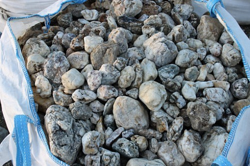 Kamenclub.ru: Кварцевый валунчик фр.100-300 мм.  купить в Туле кварц белый, бежевый молочный рыжий крупный природный камень галечник 7850 руб/т   фото КАМЕНЬ КЛУБ