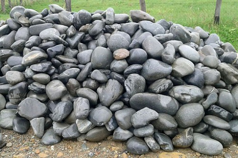 Kamenclub.ru: Темно-серый валунчик фр.100-300 мм.  купить в Туле крупный природный камень серый, темно-серый, светло-серый речная галька большого размера окатанная 4500 руб/т   фото КАМЕНЬ КЛУБ