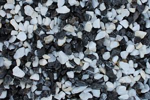 Kamenclub.ru: Мраморная крошка (щебень крошка микс : черный-белый) фр. 10-20 мм.  купить в Туле мрамор белый, черный каменная декоративная крошка ландшафтная 12000 руб/т   фото КАМЕНЬ КЛУБ