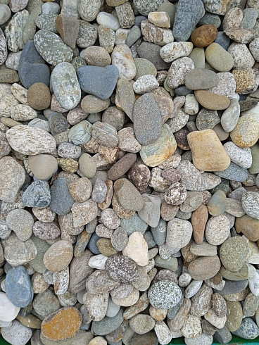 Kamenclub.ru: Галька горная речная окат (цветная) фр. 20-40 мм. купить  в Туле галька речная серый синий бежевый белый окатанная речная галька ландшафтная 6800 руб/т   фото КАМЕНЬ КЛУБ