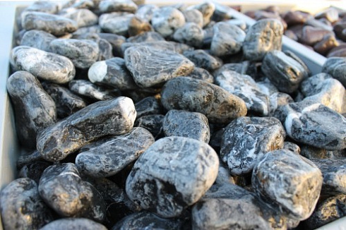 Kamenclub.ru: Щебень галтованный черный (мрамор) фр. 50-100 мм.  купить в Туле мрамор черный с белыми прожилками щебень ландшафтный мраморный 15000 руб/т   фото КАМЕНЬ КЛУБ