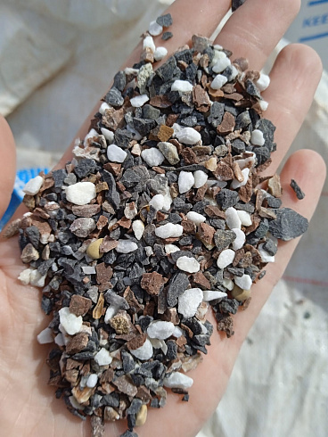 Kamenclub.ru: Мраморная крошка (щебень галтованный микс:белый-черный-розовый-медовый) фр.5-10 мм.  купить в Туле мрамор белый, медовый, черный, розовый мраморный галтованный щебень декоративный ландшафтный 15500 руб/т   фото КАМЕНЬ КЛУБ