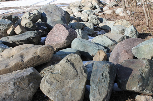 Kamenclub.ru: Гранит скальник (серо-зеленый) фр. 500-1500 мм.  купить в Туле гранит мрамор  серый зеленый темно-серый глыба скальная колотая ландшафтная 7 500 руб/т   фото КАМЕНЬ КЛУБ