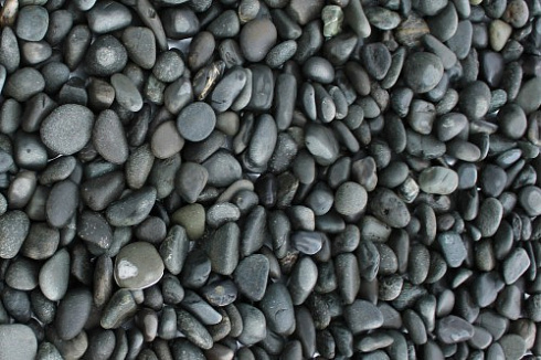 Kamenclub.ru: Галька речная окат (темно-серая) фр. 70-150 мм. купить  в Туле галька речная темно-серая, синяя, серая речная галька округлая  8000 руб/т   фото КАМЕНЬ КЛУБ