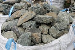 Kamenclub.ru: Гранит скальник (серо-зеленый) фр. 100-500 мм.  купить в Туле гранит зеленый, серый, салатовый крупный ландшафтный валун 6 000 руб/т   фото КАМЕНЬ КЛУБ