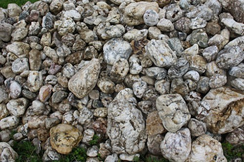 Kamenclub.ru: Кварцевый валунчик фр.100-300 мм.  купить в Туле кварц белый, бежевый молочный рыжий крупный природный камень галечник 7850 руб/т   фото КАМЕНЬ КЛУБ