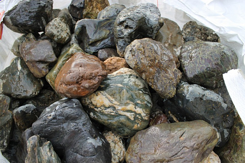 Kamenclub.ru: Ландшафтные валунчики фр.100-500 мм.  купить в Туле крупный природный камень серый, темно-серый, светло-серый речной валун крупный 4800 руб/т   фото КАМЕНЬ КЛУБ