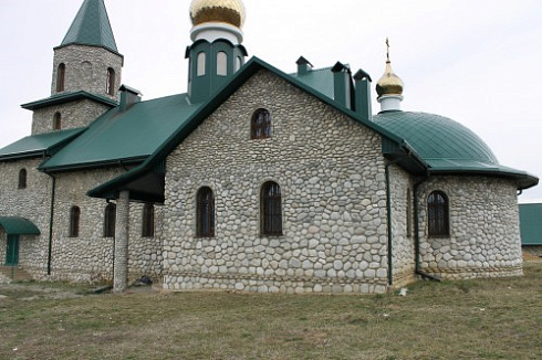 Kamenclub.ru: Галька речная плоская (бело-серая) фр. 100-200-300 мм. купить  в Туле галька речная плоская серый, белый, бело-серый, серо-белый речная галька плоская  9000 руб/т   фото КАМЕНЬ КЛУБ