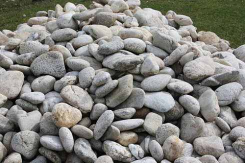 Kamenclub.ru: Бело-серый валунчик фр.100-300 мм.  купить в Туле крупный камень для ландшафта серый, белый бело-серый валун крупная галька 4500 руб/т   фото КАМЕНЬ КЛУБ