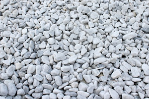 Kamenclub.ru: Мраморная крошка (щебень галтованный белый) фр.10-20 мм.  купить в Туле мрамор белый, молочный, айвори окатанный округлый декоративный ландшафтный щебень 17000 руб/т   фото КАМЕНЬ КЛУБ