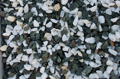 Kamenclub.ru: Мраморная крошка (щебень крошка микс: белый-зеленый-розовый) фр. 10-20 мм.  купить в Туле мрамор белый, зеленый, розовый декоративный ландшафтный колотый щебень 12000 руб/т   фото КАМЕНЬ КЛУБ