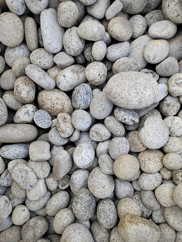 Kamenclub.ru: Галька речная окат (серо-белая) фр. 70-120 мм купить  в Туле галька галечник бело-серая, серо-белая, серая, белая речная природная галька  8000 руб/т   фото КАМЕНЬ КЛУБ