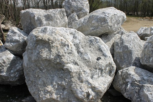 Kamenclub.ru: Мраморизированный известняк фр.500-1500 мм.  купить в Туле    10000 руб/т   фото КАМЕНЬ КЛУБ