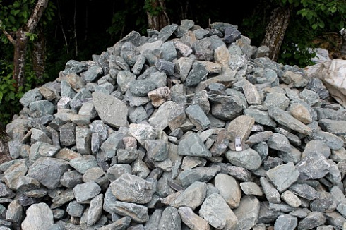 Kamenclub.ru: Гранит скальник (серо-зеленый) фр. 100-500 мм.  купить в Туле гранит зеленый, серый, салатовый крупный ландшафтный валун 6 000 руб/т   фото КАМЕНЬ КЛУБ