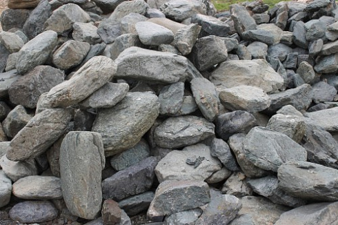 Kamenclub.ru: Гранит скальник (серо-зеленый) фр. 100-500 мм.  купить в Туле гранит зеленый, серый, салатовый крупный ландшафтный валун 6 000 руб/т   фото КАМЕНЬ КЛУБ