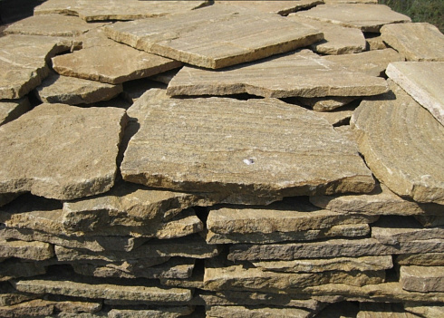 Kamenclub.ru: Песчаник пластушка желтый с рисунком (3 см)  купить в Туле песчаник желтый с рисунком, рыжий, желтый песчаник пластушка ландшафтная рваная 8 500 руб/м3   фото КАМЕНЬ КЛУБ