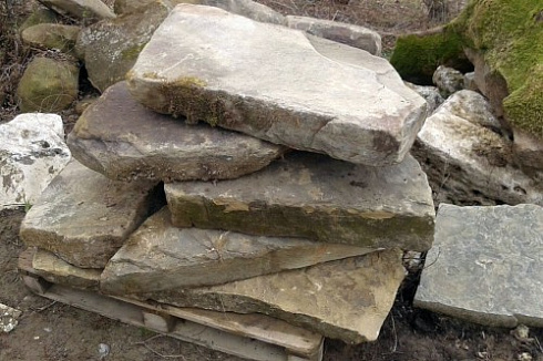 Kamenclub.ru: Песчаник плиты - плахи - пошаговые дорожки (фр. 70-150 мм)  купить в Туле песчаник серый бежевый желтый зеленый колотый песчаник строительный 6500 руб/т   фото КАМЕНЬ КЛУБ