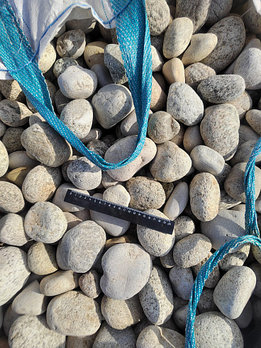 Kamenclub.ru: Галька речная окат (серо-белая) фр. 70-120 мм купить  в Туле галька галечник бело-серая, серо-белая, серая, белая речная природная галька  8000 руб/т   фото КАМЕНЬ КЛУБ