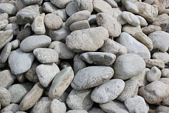 Kamenclub.ru: Бело-серый валунчик фр.100-300 мм.  купить в Туле крупный камень для ландшафта серый, белый бело-серый валун крупная галька 4500 руб/т   фото КАМЕНЬ КЛУБ