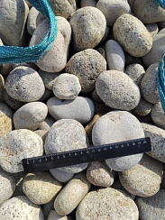 Kamenclub.ru: Галька речная окат (серо-белая) фр. 70-120 мм купить  в Туле галька галечник бело-серая, серо-белая, серая, белая речная природная галька  8000 руб/т   фото КАМЕНЬ КЛУБ