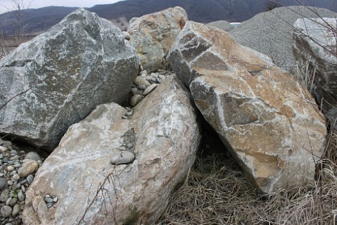 Kamenclub.ru: Гранит скальник (серо-зеленый) фр. 500-1500 мм.  купить в Туле гранит мрамор  серый зеленый темно-серый глыба скальная колотая ландшафтная 7 500 руб/т   фото КАМЕНЬ КЛУБ