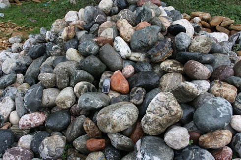 Kamenclub.ru: Ландшафтные валунчики фр.100-500 мм.  купить в Туле крупный природный камень серый, темно-серый, светло-серый речной валун крупный 4800 руб/т   фото КАМЕНЬ КЛУБ
