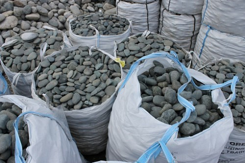 Kamenclub.ru: Темно-серый валунчик фр.100-300 мм.  купить в Туле крупный природный камень серый, темно-серый, светло-серый речная галька большого размера окатанная 4500 руб/т   фото КАМЕНЬ КЛУБ