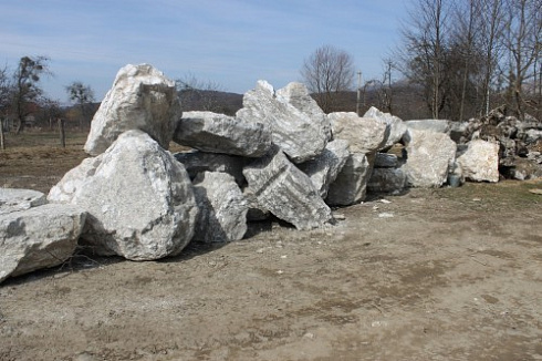 Kamenclub.ru: Мраморизированный известняк фр.500-1500 мм.  купить в Туле    10000 руб/т   фото КАМЕНЬ КЛУБ