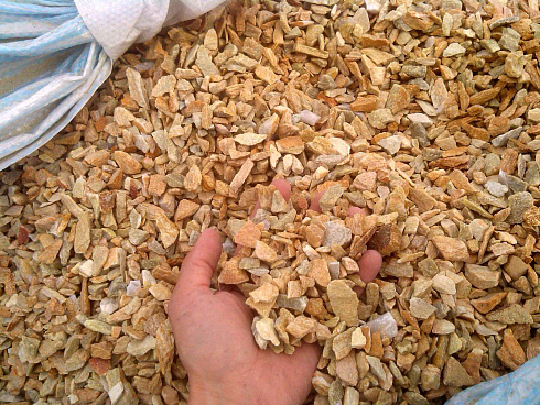 Kamenclub.ru: Щебень крошка желтый (ЗЛАТОЛИТ) фр. 10-20 мм.  купить в Туле златолит бежевый, золотистый, желтый каменная декоративная крошка щебня златолита 10800 руб/т   фото КАМЕНЬ КЛУБ