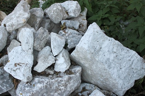 Kamenclub.ru: Мраморизированный известняк фр. 100-500 мм.  купить в Туле известняк серый белый темно-серый сероватый валун природного образования окатанный 10500 руб/т   фото КАМЕНЬ КЛУБ