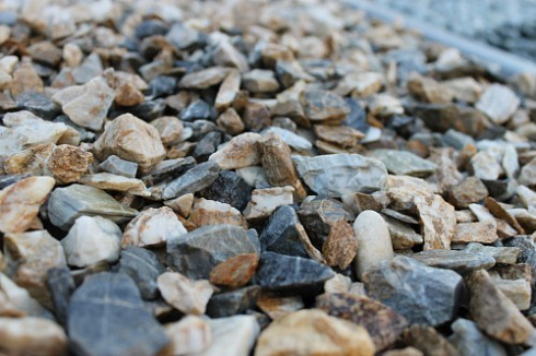 Kamenclub.ru: Мраморная крошка (щебень крошка медовый), фр. 10-20 мм.  купить в Туле песчаник бежевый, серый каменная ландшафтная крошка  12000 руб/т   фото КАМЕНЬ КЛУБ