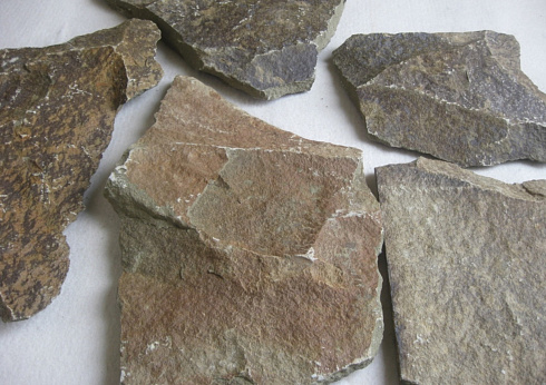 Kamenclub.ru: Песчаник пластушка "фонтанка" серо-зеленая (3,0-5,0 см)  купить в Туле песчаник серо-зеленая колотые плитки облицовочные пластушки 11400 руб/м3   фото КАМЕНЬ КЛУБ