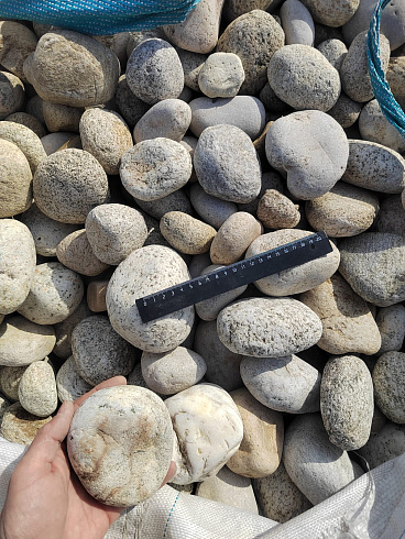 Kamenclub.ru: Галька речная окат (серо-белая) фр. 70-120 мм купить  в Туле галька галечник бело-серая, серо-белая, серая, белая речная природная галька  8000 руб/т   фото КАМЕНЬ КЛУБ