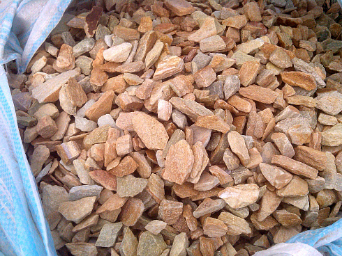 Kamenclub.ru: Щебень крошка желтый (ЗЛАТОЛИТ) фр. 10-20 мм.  купить в Туле златолит бежевый, золотистый, желтый каменная декоративная крошка щебня златолита 10800 руб/т   фото КАМЕНЬ КЛУБ