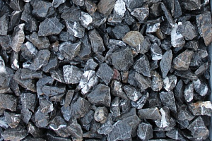 Kamenclub.ru: Щебень крошка черный (мрамор) фр. 20-40 мм.  купить в Туле мрамор черный с белыми прожилками мраморная каменная крошка 11000 руб/т   фото КАМЕНЬ КЛУБ