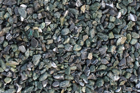 Kamenclub.ru: Мраморная крошка (щебень галтованный микс:зеленый-черный) фр.10-20 мм.  купить в Туле мрамор зеленый, черный декоративные ландшафтные окатанные округлые камни щебня 14500 руб/т   фото КАМЕНЬ КЛУБ
