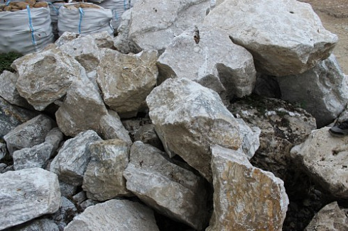 Kamenclub.ru: Мраморизированный известняк фр. 100-500 мм.  купить в Туле известняк серый белый темно-серый сероватый валун природного образования окатанный 10500 руб/т   фото КАМЕНЬ КЛУБ