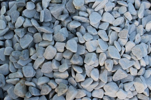 Kamenclub.ru: Мраморная крошка (щебень галтованный белый), фр.20-40 мм.  купить в Туле мрамор белый бежевый молочный мраморный щебень декоративный 17000 руб/т   фото КАМЕНЬ КЛУБ