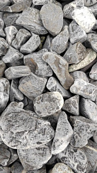 Kamenclub.ru: Щебень галтованный черный (мрамор) фр.40-70 мм.  купить в Туле мрамор черный с белыми прожилками, черный, белый щебень галтованный округлый 13500 руб/т   фото КАМЕНЬ КЛУБ