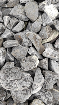 Kamenclub.ru: Щебень галтованный черный (мрамор) фр.40-70 мм.  купить в Туле мрамор черный с белыми прожилками, черный, белый щебень галтованный округлый 13500 руб/т   фото КАМЕНЬ КЛУБ