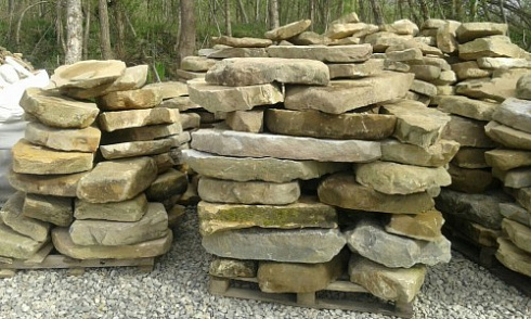 Kamenclub.ru: Песчаник плиты - плахи - пошаговые дорожки (фр. 70-150 мм)  купить в Туле песчаник серый бежевый желтый зеленый колотый песчаник строительный 6500 руб/т   фото КАМЕНЬ КЛУБ